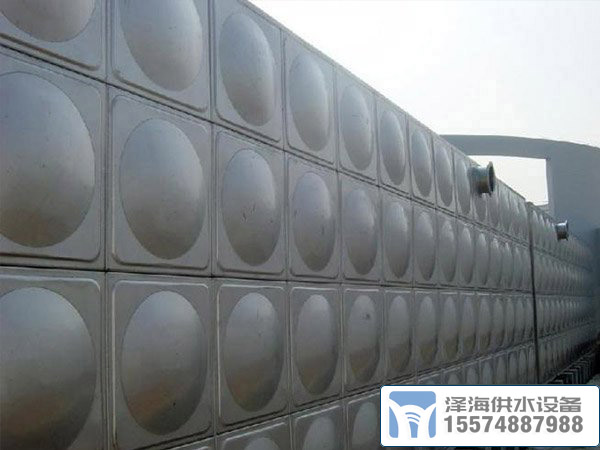 大型<a href=http://www.erwz.cn/ target=_blank class=infotextkey>不銹鋼消防水箱</a>施工中